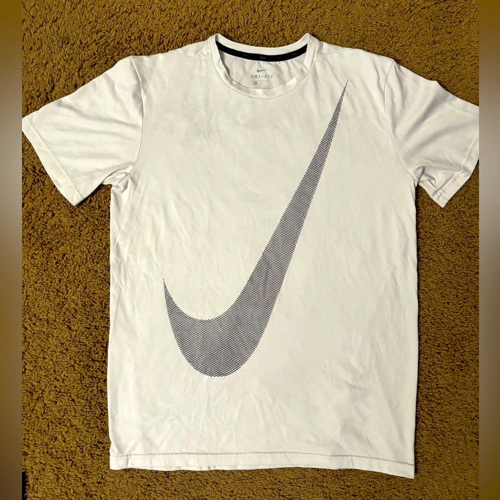 Score a Nike Dri-Fit M: Stay Cool & Stylish!